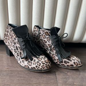 Black Ankle Boots 8.5 with Leopard Print Pattern and Soft Material